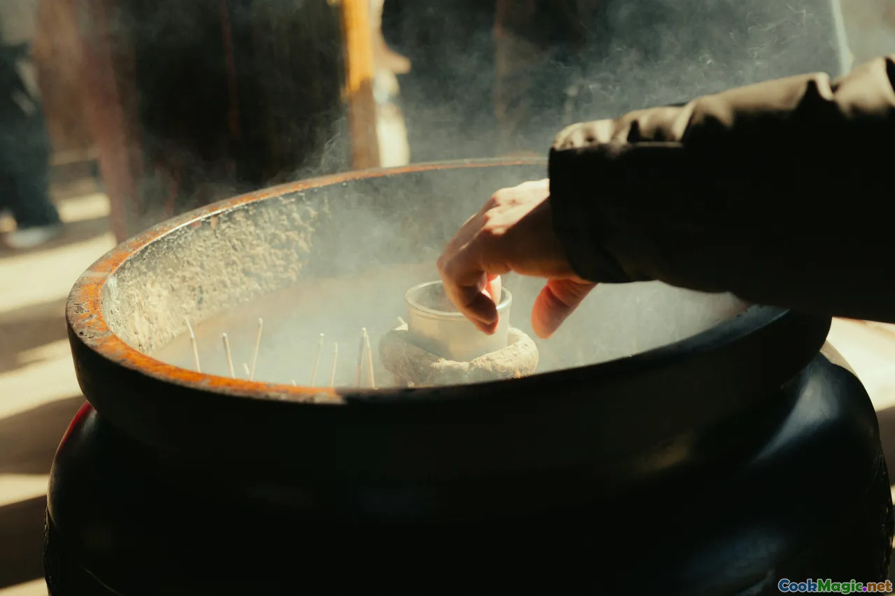 cooking process, simmering sauce, traditional pot