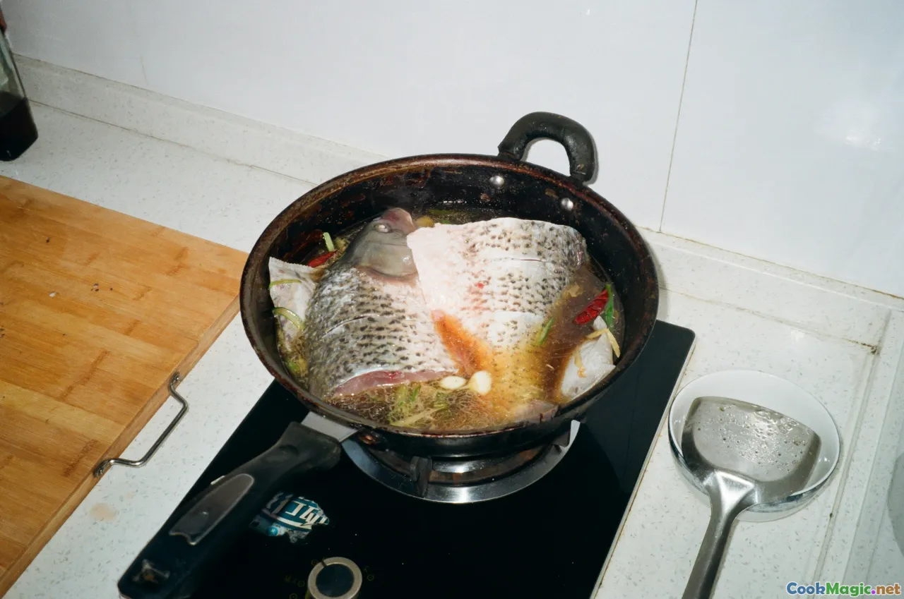 cooking salted fish, fish frying, stewing fish