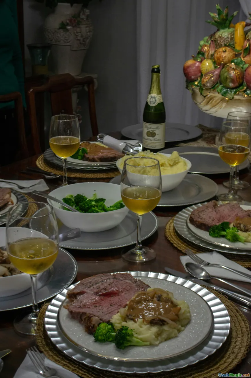 family gathering, Belo Horizonte, kitchen scene, festive meal