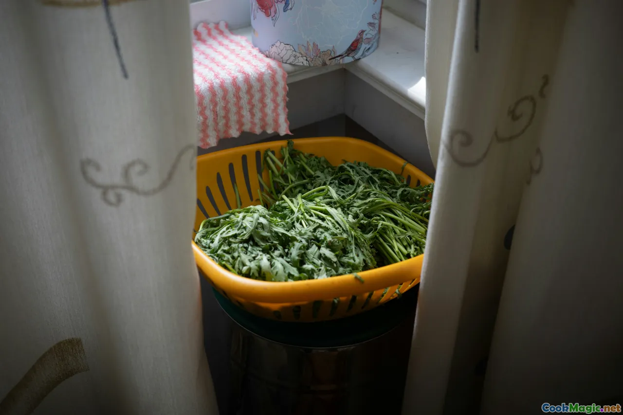 farmers market, washing greens, stems, kitchen sink
