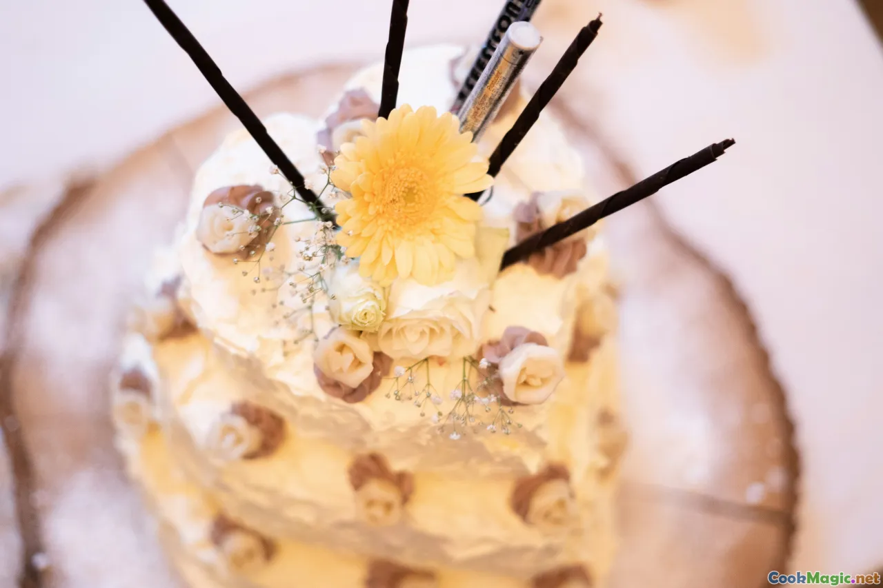 honey cake cross-section, texture close-up, dessert serve