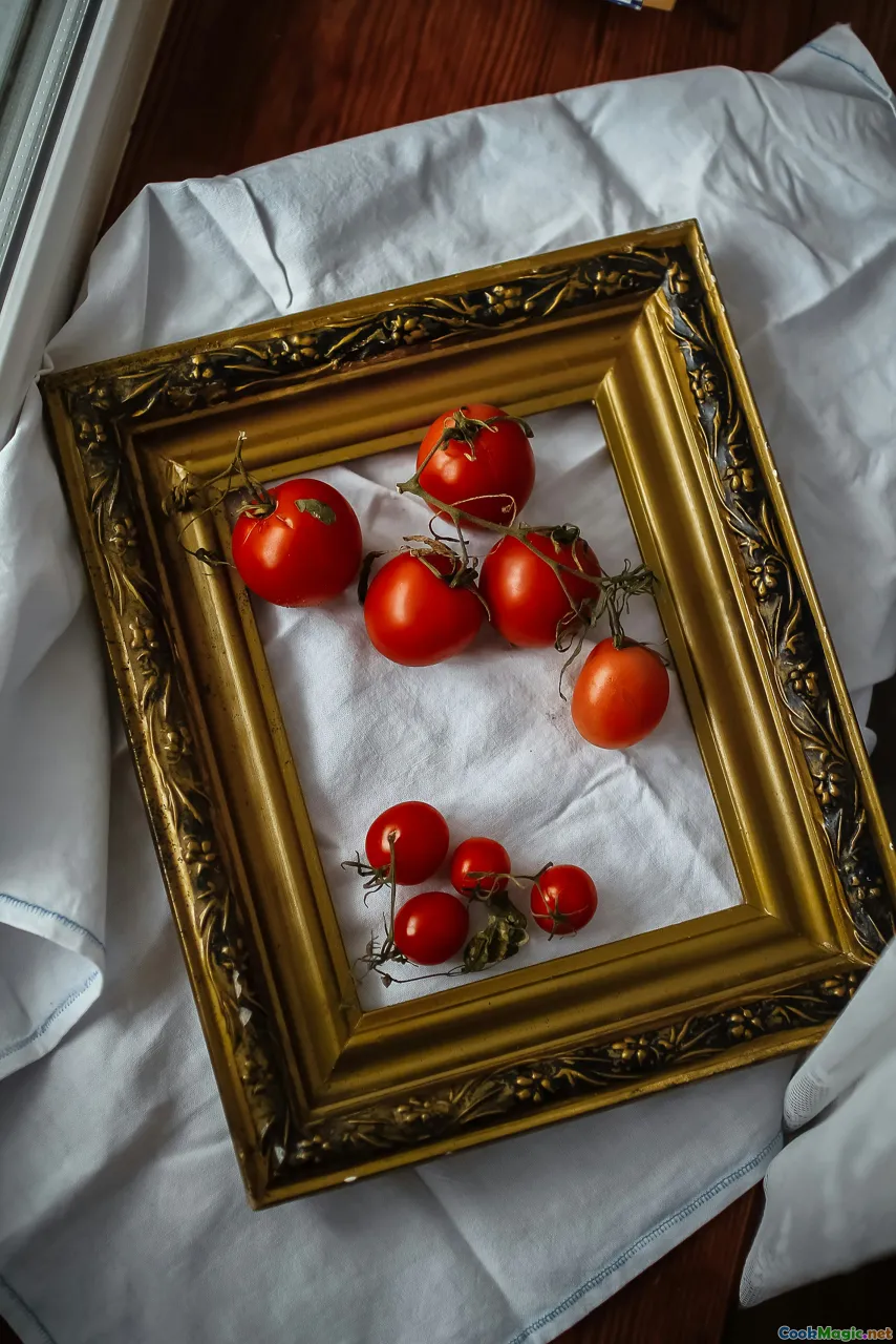 ripe tomatoes, rustic sauce, Italian cuisine, historical map