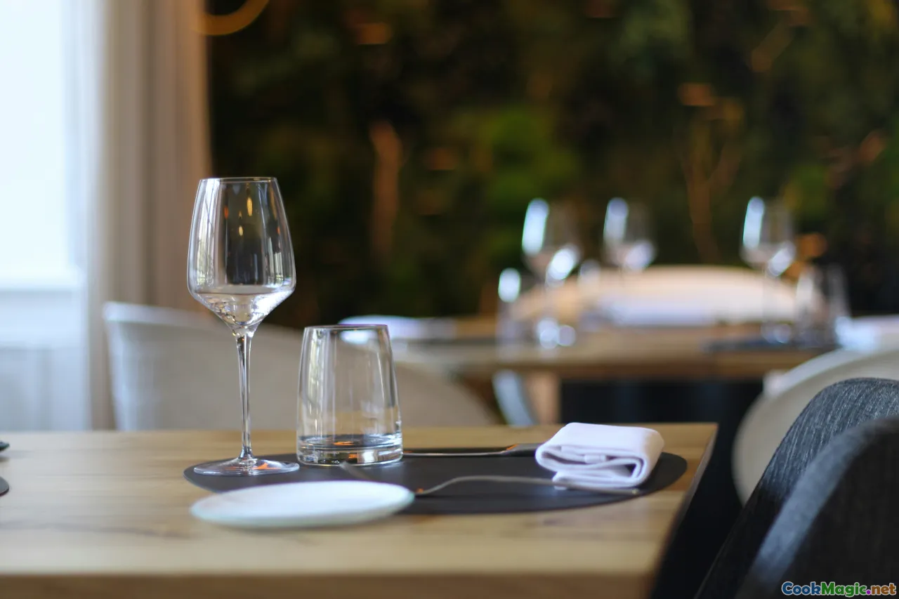 Silent Service Signals in Fine Dining