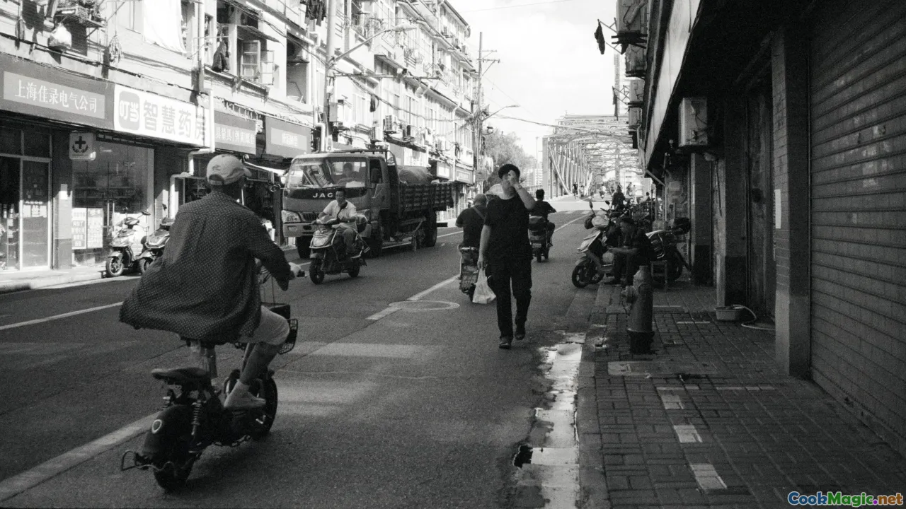 street, bánh mì cart, Saigon alley, bustling street