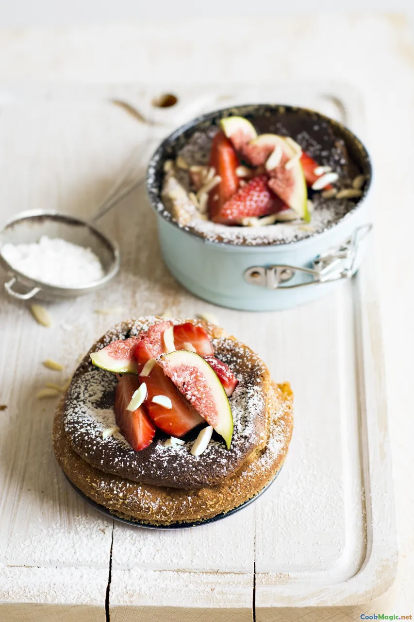 brioche crown, roscón, powdered sugar, candied fruits
