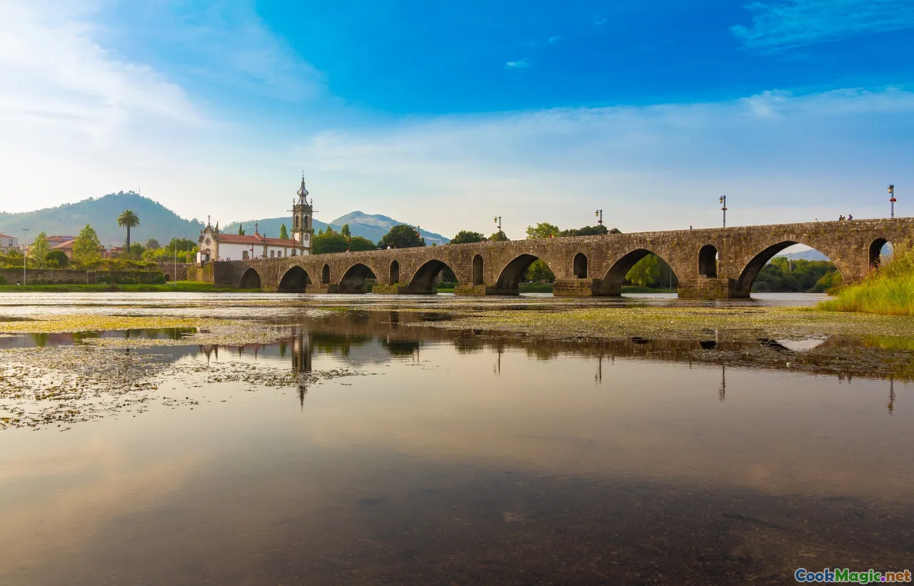 cochinita pibil, sopa de lima, poc chuc, tamales, empanadas