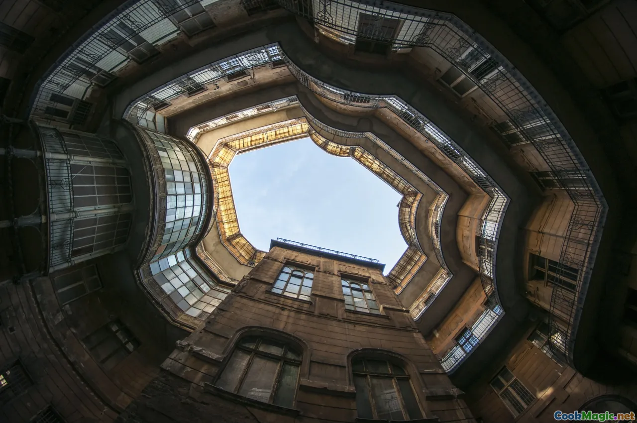 sac baking, embers, iron lid, village courtyard