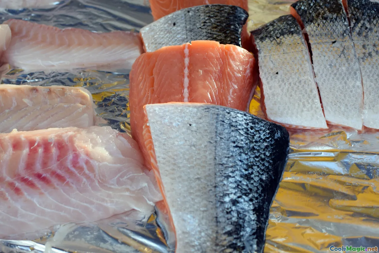 salmon fillet prep, fish cleaning, filleting salmon, kitchen knife