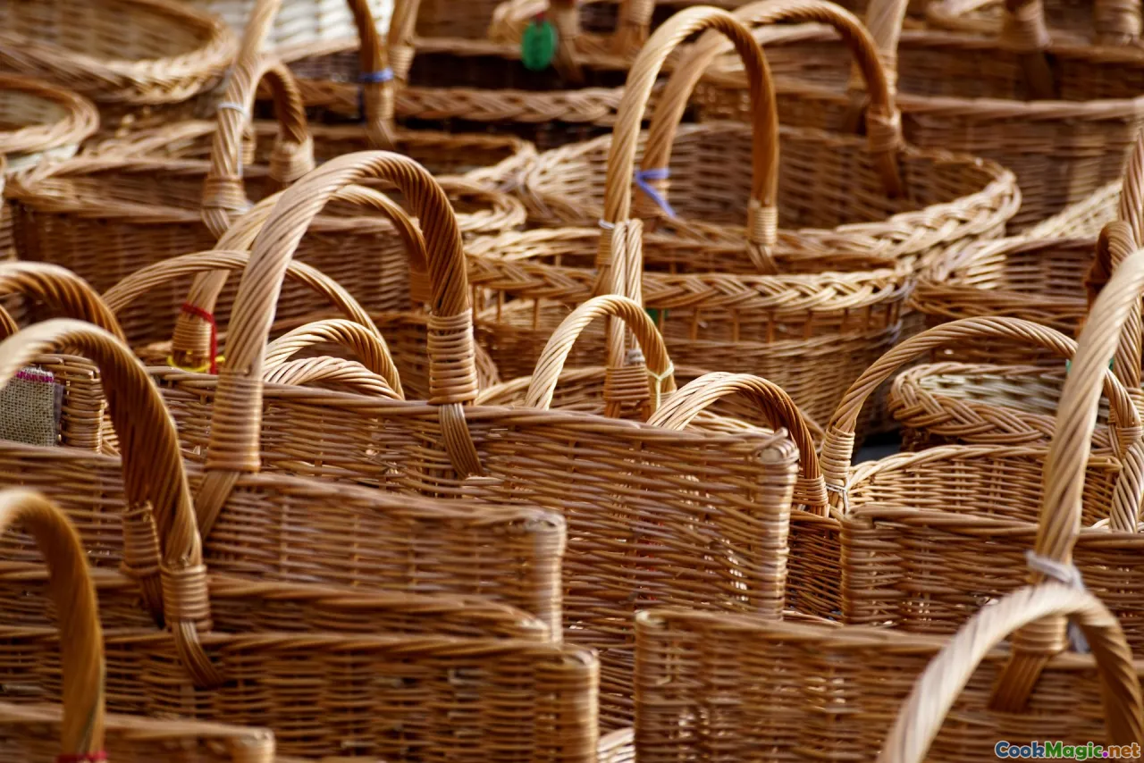 Skopje market, herbs, wicker baskets, vendors