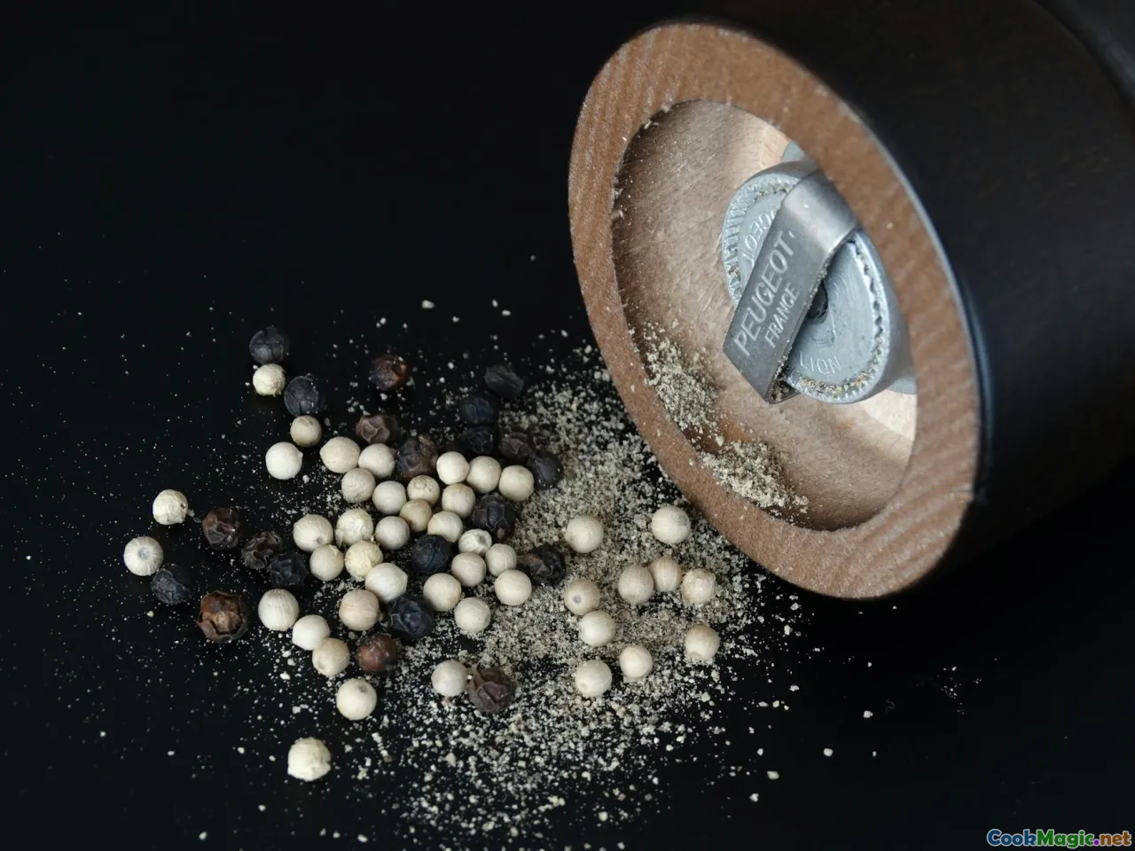 black pepper, peppercorns, spice grinder, Sri Lankan pepper plantation, freshly ground pepper