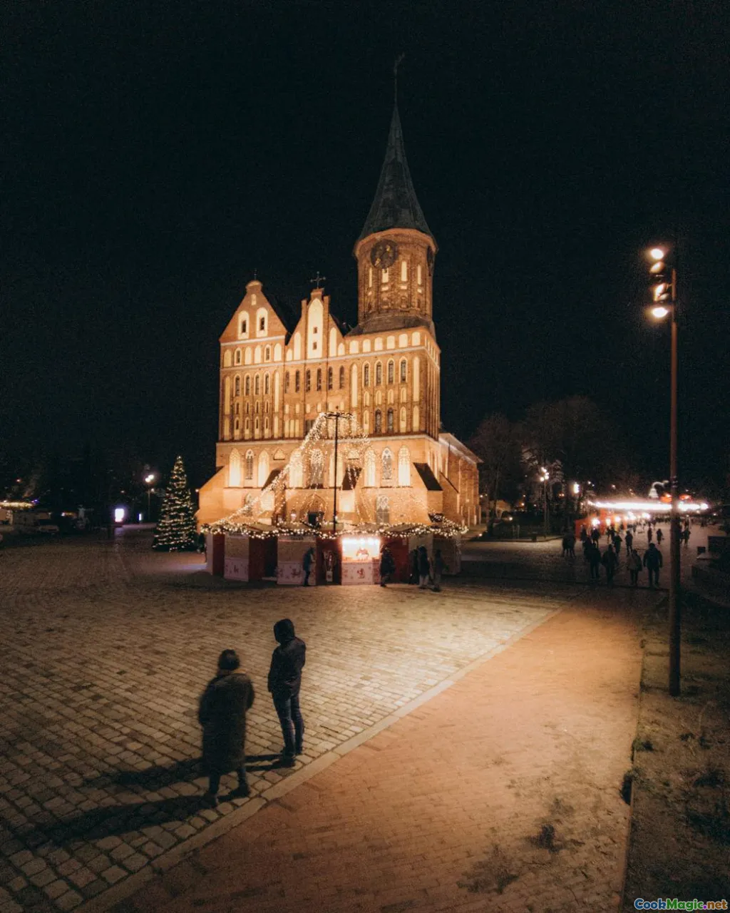 Egyptian spice market, cultural tradition, family gathering, historical food