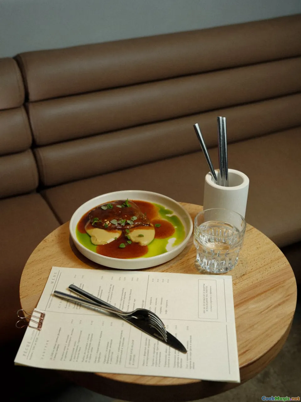 Ethiopian table setting, plated Kik Alicha, injera