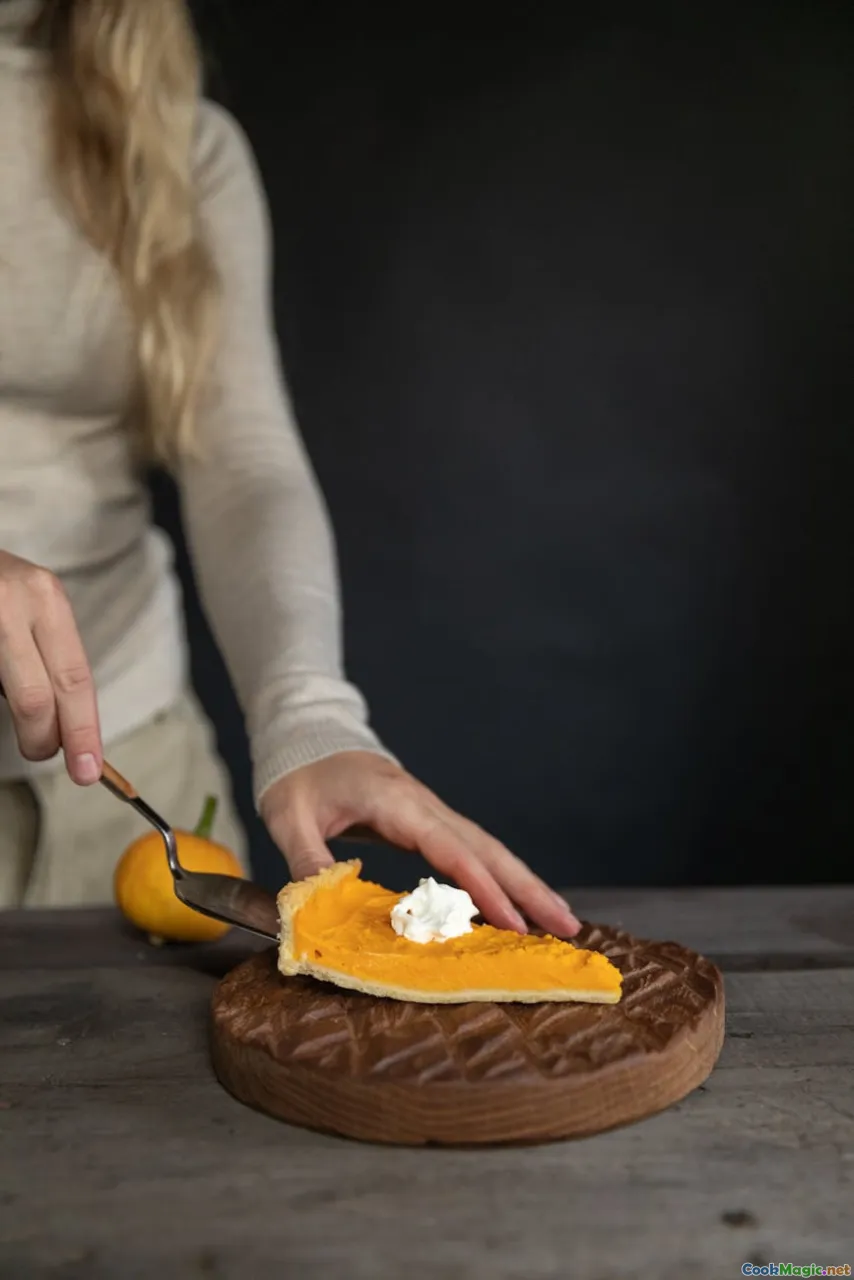 finished pie, serving plate, family whipping pies