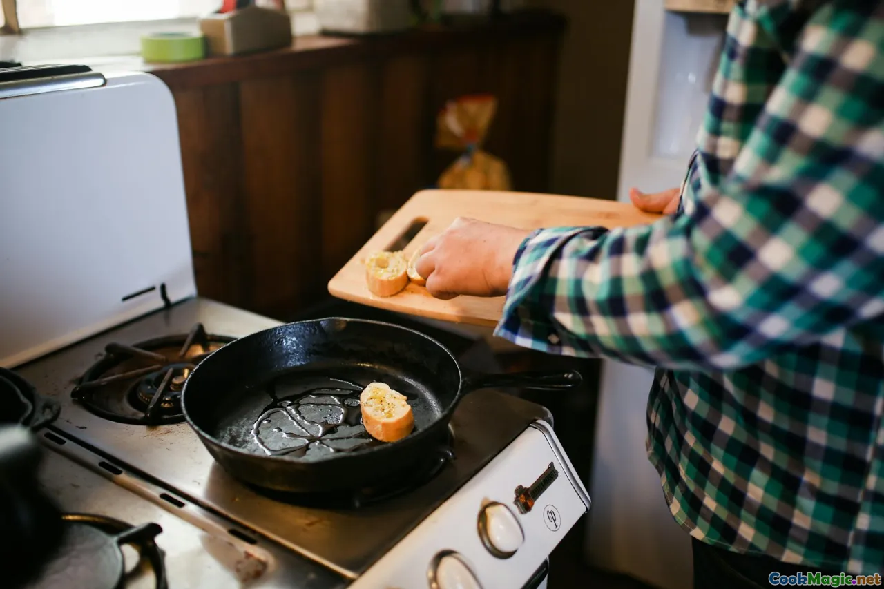 frying chicken, peanut oil, bubbles, cast iron skillet