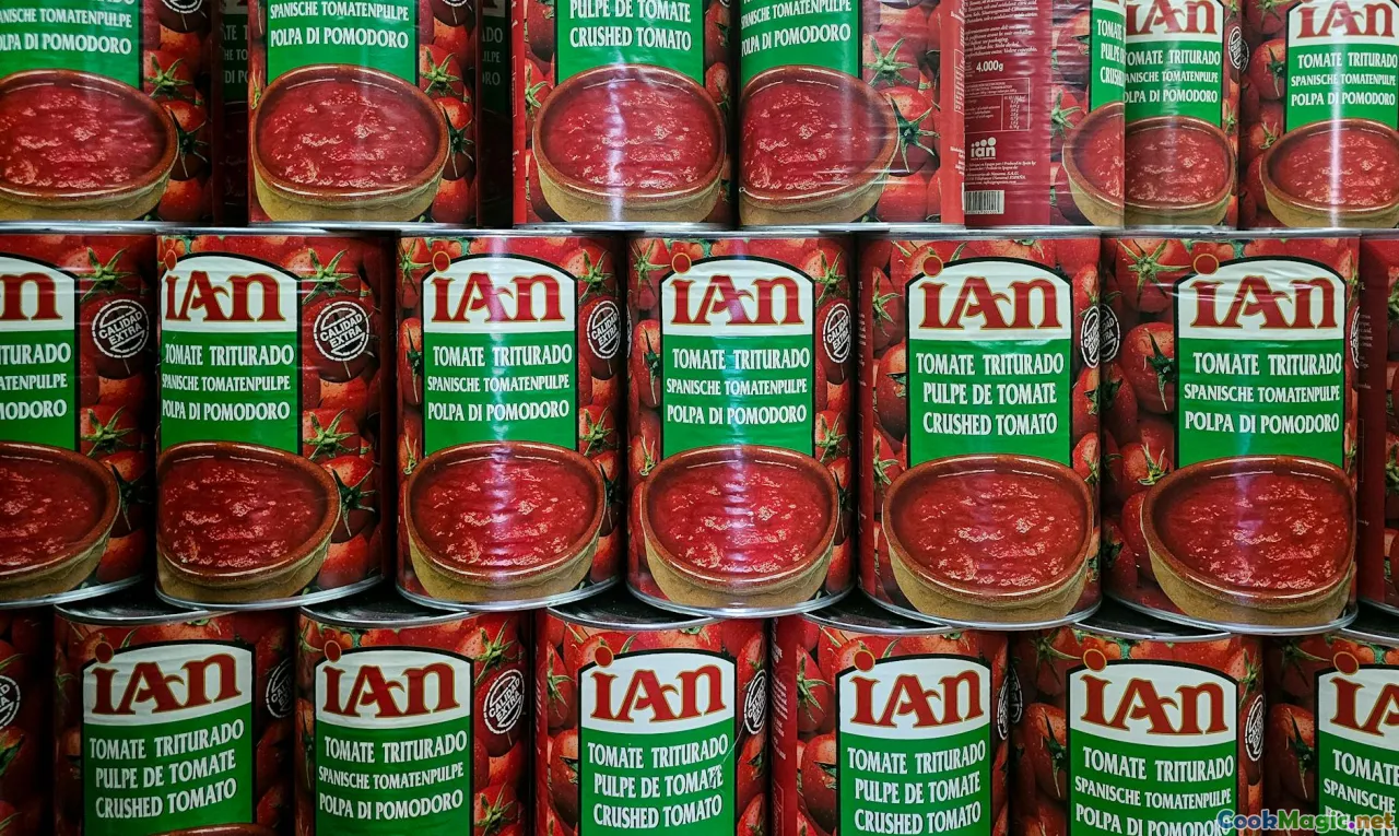 grocery store shelf, tomato cans, product labels, shopping guide