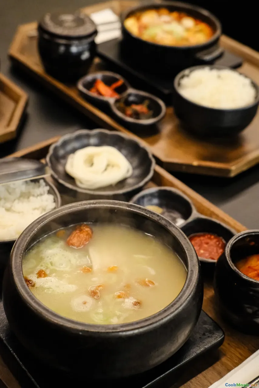 mohinga, rice noodles, broth, herbs