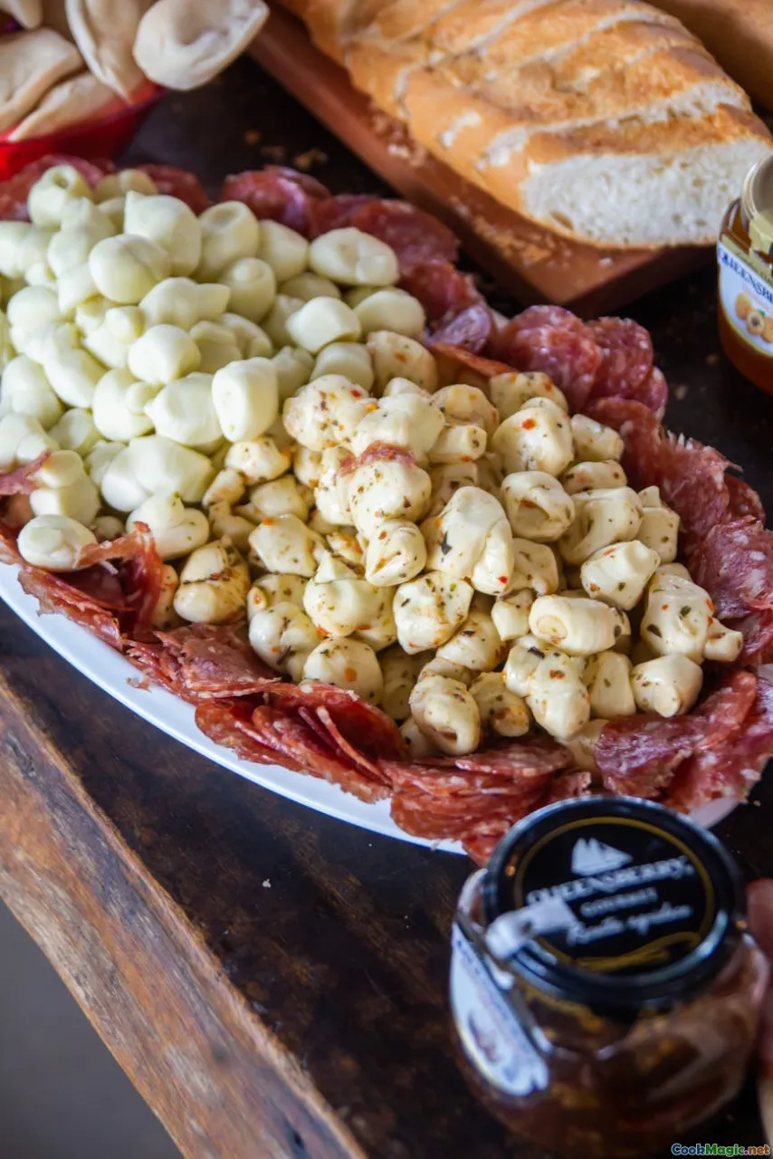 Создание идеальной итальянской антипасто-платформы