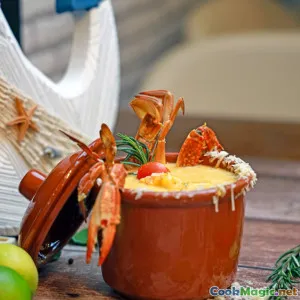 Comparing Coconut Crab and Spiny Lobster Techniques